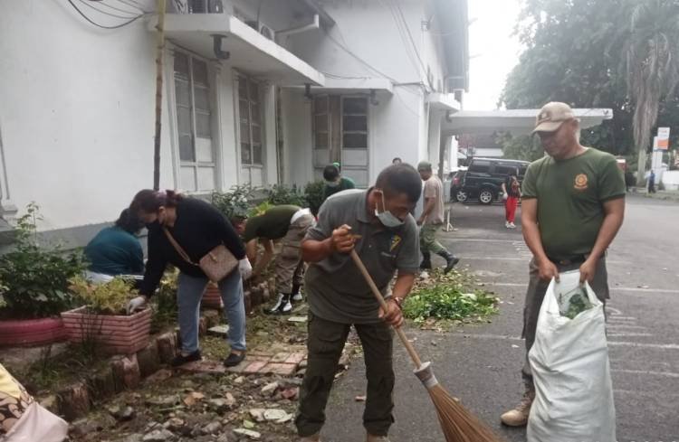 Satpol PP dan RS Pringadi Gotong-royong Bersihkan Areal Rumah Sakit