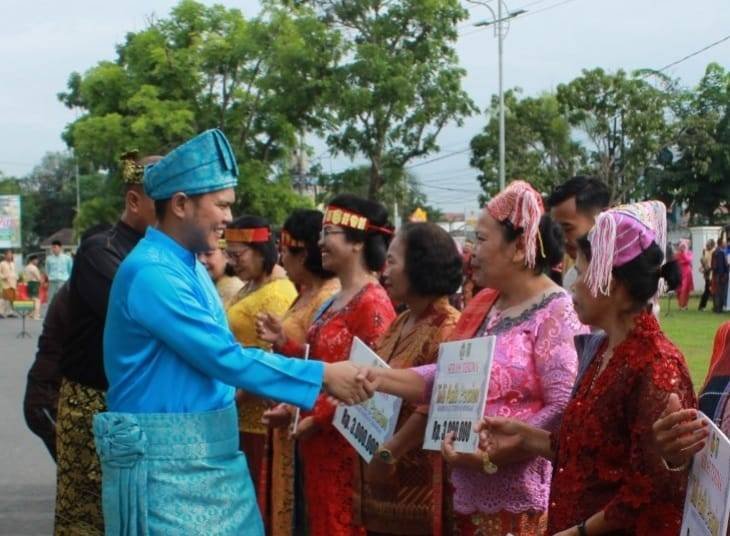 Jajaran Pemkab Sergai Peringati Hardiknas dengan Mengenakan Pakaian Adat