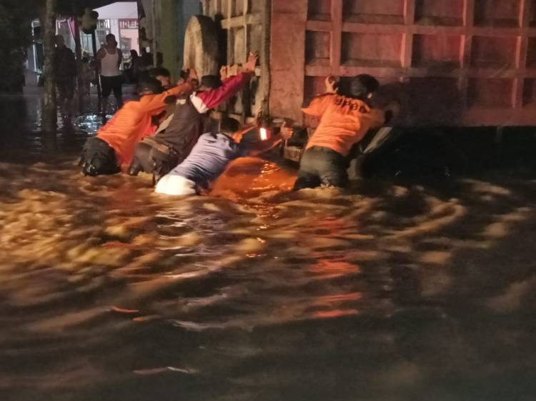 Sungai Aeknatas Meluap, Jalinsum Bandardurian Labura Tergenang Sepinggang Orang Dewasa