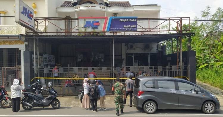 Kantor JNE di Magelang Diteror Molotov, Karyawati Disetrum