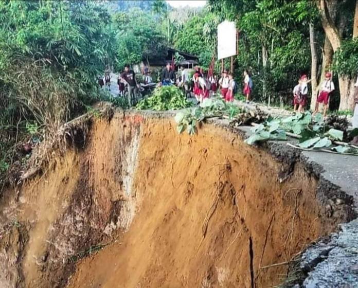 Jalan Provinsi di Bahpasunsang Simalungun Terancam Putus