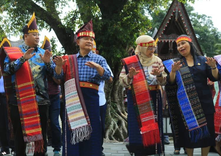 Bupati Samosir dan Forkopimda Sambut Kedatangan KASAD Jenderal TNI Dudung Abdurachman dengan Tarian Tortor Batak