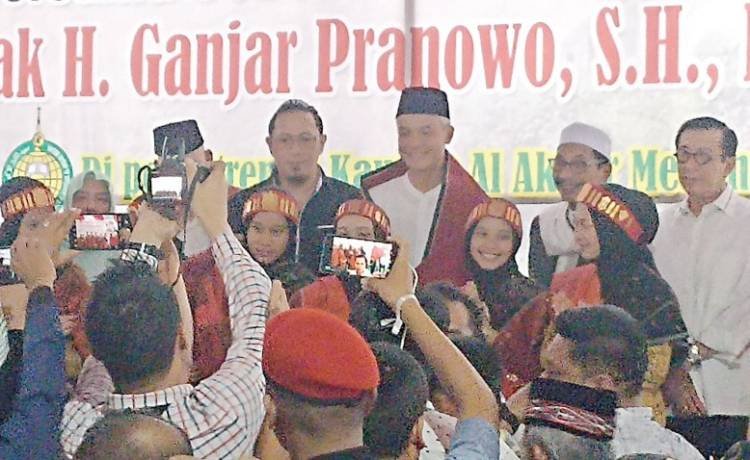 Ganjar Pranowo Disambut Tortor di Pesantren Al Kautsar Medan
