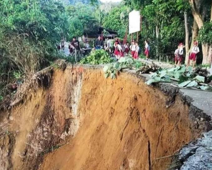 Viktor Silaen Desak Dinas PUPR  Perbaiki Jalan Provinsi Bahpasunsang Simalungun yang Longsor