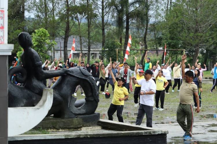 Pemerintah Kecamatan Salak Selenggarakan Senam Massal dan Pengobatan Gratis