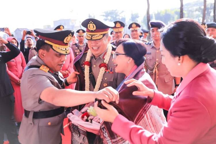 Kapolda Sumut yang Baru Irjen Pol Agung Setya Imam Effendi Disambut dengan Penghormatan di Mapolda SU