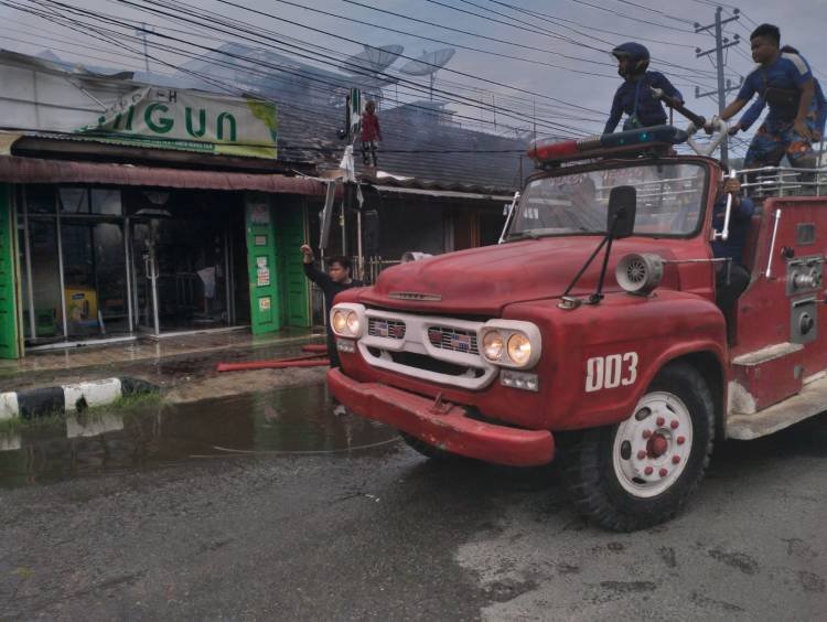 Apotek Bangun Hangus Dilalap Api di Tanjungbalai