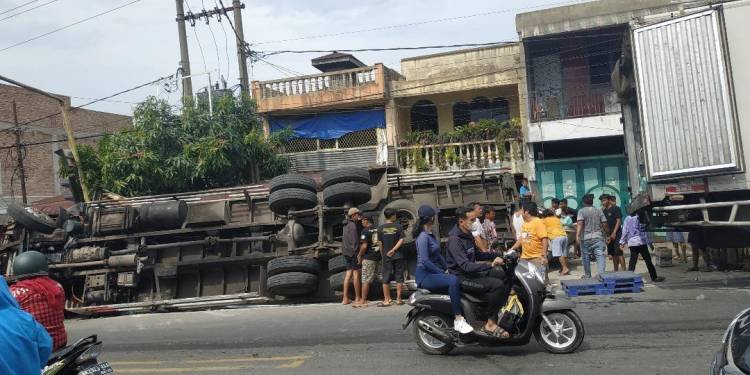 Truk Tronton Bermuatan Barang Terbalik di Jalan Medan Pematangsiantar