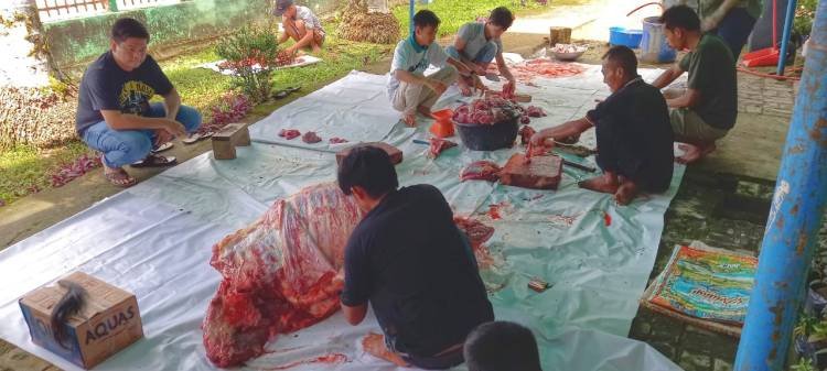 Pelindo 1 Cabang Gunungsitoli Bagikan Daging Kurban di Nias