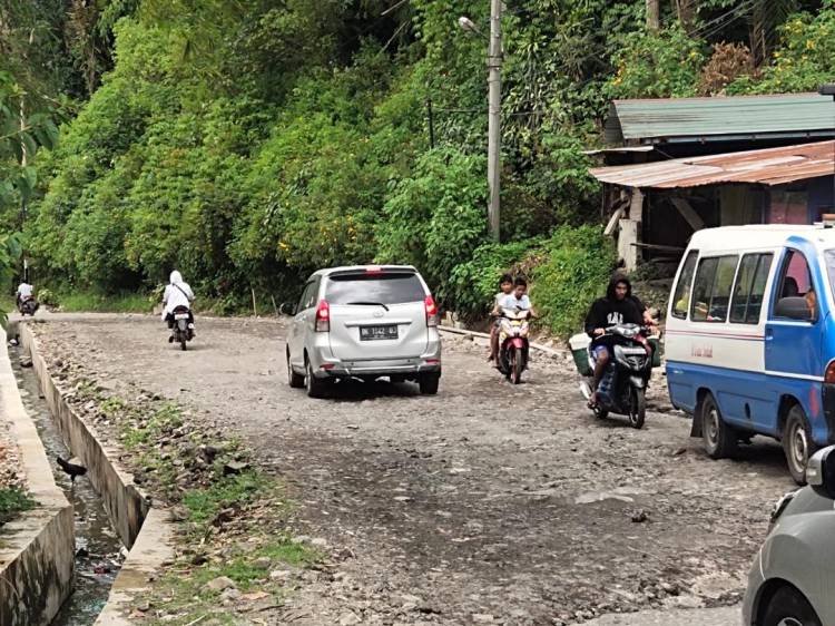 Badan Jalan Joseph Parapat yang Longsor Tahun 2022 hingga Kini Tak Kunjung Diaspal