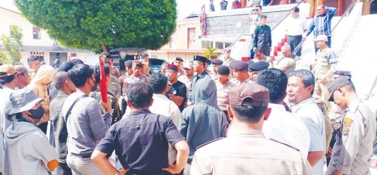 Masyarakat Unjuk Rasa ke Kantor DPRD Taput Tuntut Seluruh Tempat Hiburan Malam Ditutup