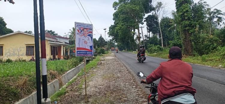 Belum Masa Kampanye, Baliho Calon DPRD Simalungun Telah Dipajang di Jalinsum Parapat