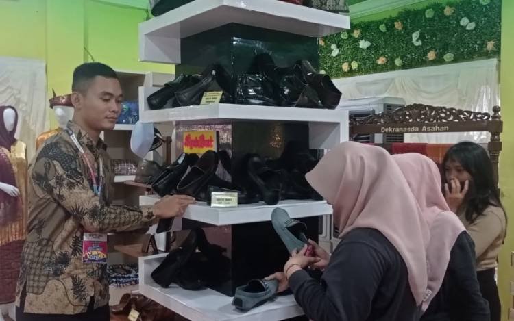 Sepatu Bunut Asahan Masih Diincar Pengunjung di PRSU