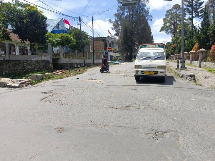 Ruas Jalan Perkotaan di Kabanjahe Rusak, Butuh Perbaikan