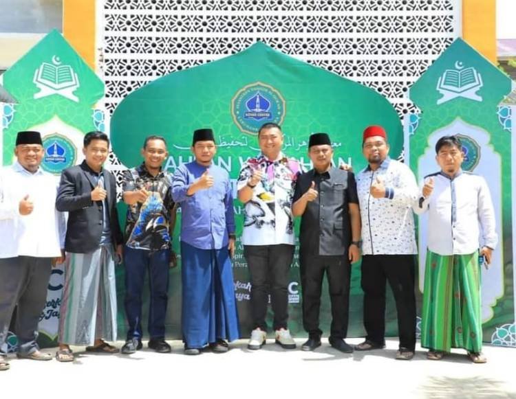 Bupati Labura Serahkan 360 Al-Quran ke PTAC di Damulipekan