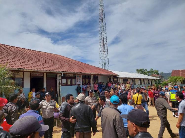 Puluhan Orangtua Siswa dan Para Tokoh Minta Kepala SD 030298 Simallopuk Dairi Segera Diganti