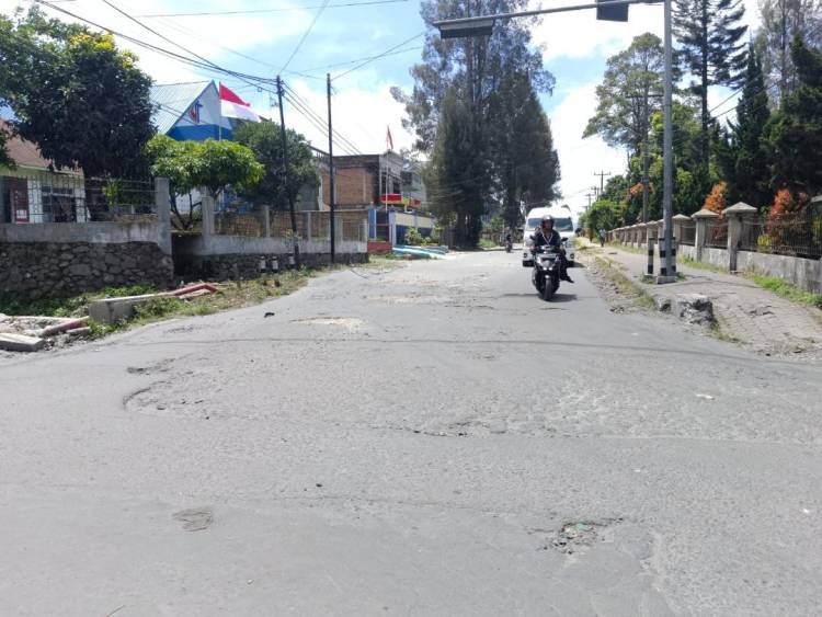 Jalan Perkotaan di Kabanjahe Butuh Perbaikan