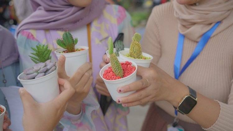 Seni Rangkai Botol Plastik Bekas Jadi Tanaman Hias Pendampingan Bio Farma
