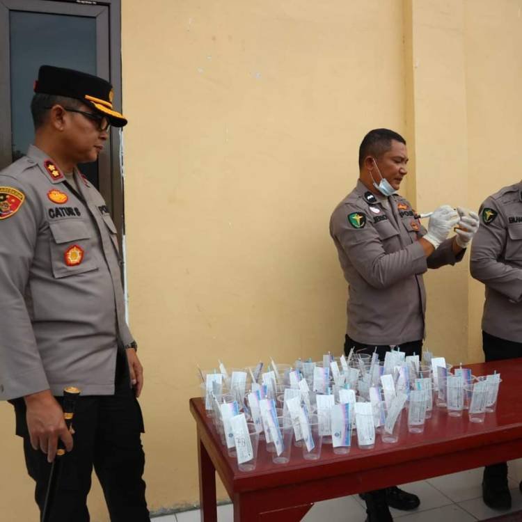 Kapolres dan Personel Polres Labusel Test Urine