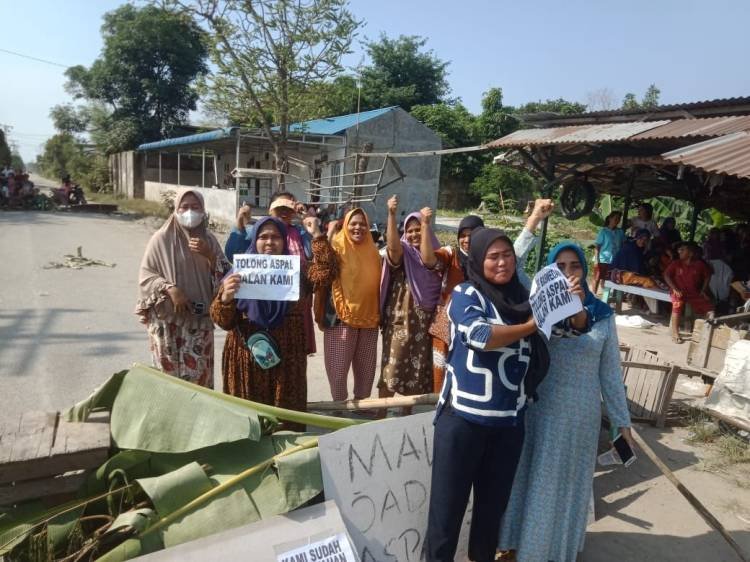 Emak-emak Blokir Akses Keluar Masuk Kawasan Industri Desa Tanjungselamat