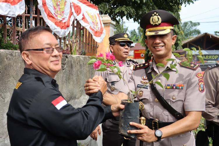 Kapolres Tebingtinggi Bagikan Bibit Bunga Kertas Milik Aiptu Terlaksana Sembiring