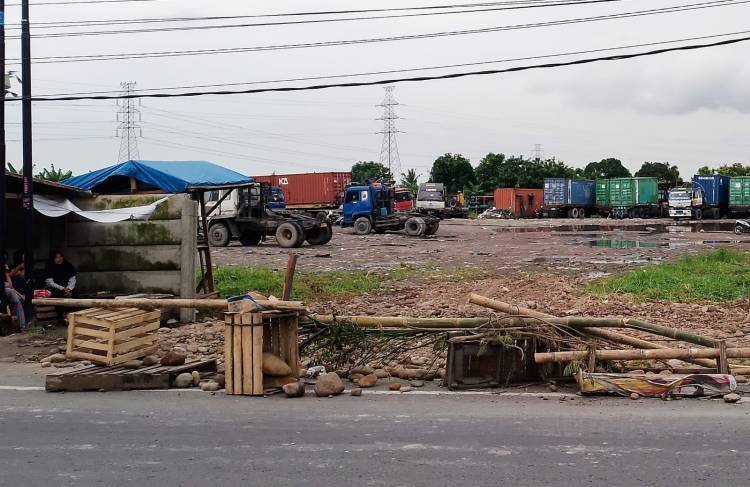 Pengelola Gudang Timbun Drainase, Warga Blokir Jalur Keluar Masuk Truk di Marelan