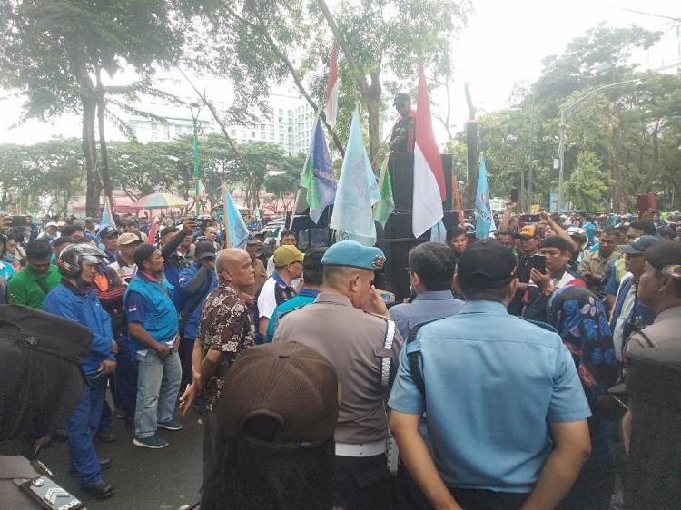 Unjuk Rasa ke DPRD SU, Massa Buruh Cari-cari Anggota Dewan