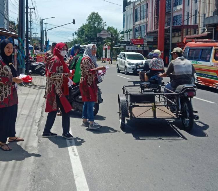 RAS H Novri Ompusunggu Bagikan 1.000 Bendera kepada Pengendara