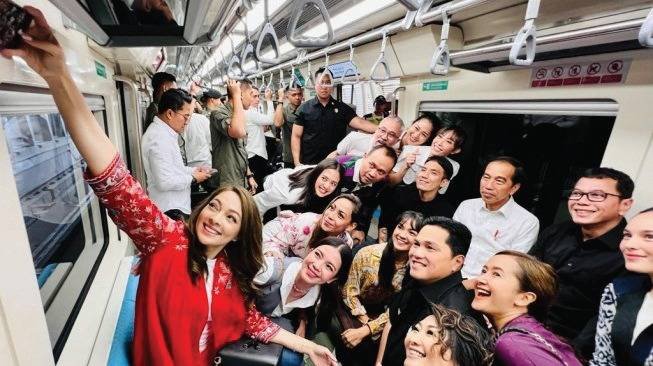 Celoteh Artis Usai Naik LRT Jabodetabek Bersama Presiden