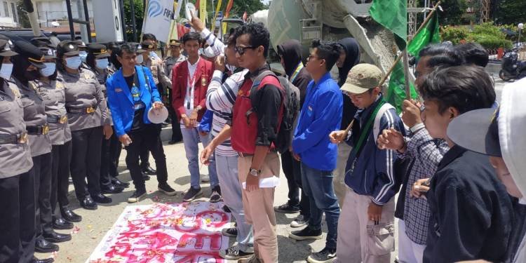 Sekelompok Mahasiswa Unjuk Rasa di Depan Mako Polres Pematang Siantar