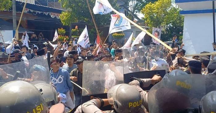 Demo Tolak Rocky Gerung di Sampang Madura Ricuh, 2 Polisi Terluka