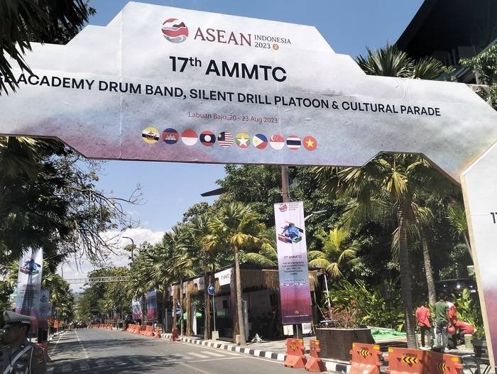 Taruna Akpol dan Warga NTT Beraksi Sambut Delegasi 14 Negara Peserta AMMTC ke-17