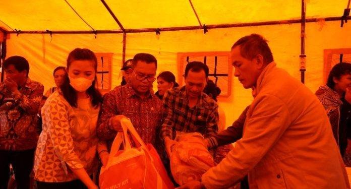 Rumah Kades Jangga Dolok Terbakar, Bupati Toba Serahkan Bantuan
