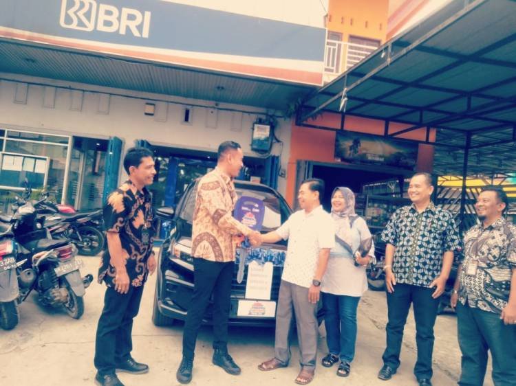 Bank BRI Unit Bukit Kotapinang Serahkan Satu Unit Mobil kepada Barokah Pedagang Bakso Pemenang PHS