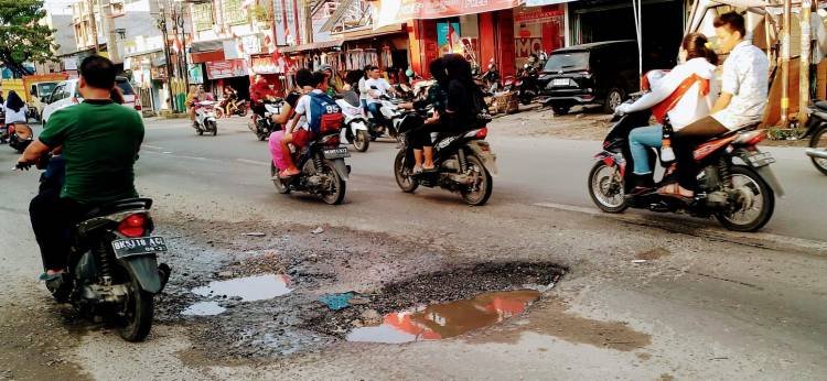 Lubang di Jalan Marelan Raya Ancam Keselamatan Warga