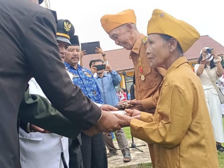 HUT ke-78 Kemerdekaan RI Diwarnai Penyerahan Bingkisan kepada LVRI di Tigabinanga