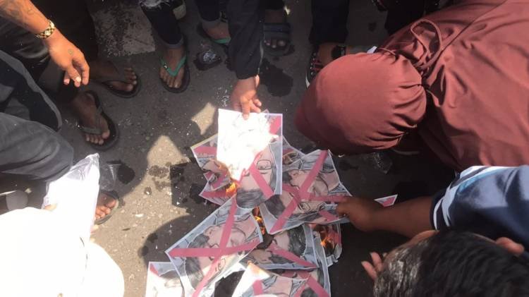 Aliansi Masyarakat Demo Bakar Gambar Rocky Gerung di Mojokerto