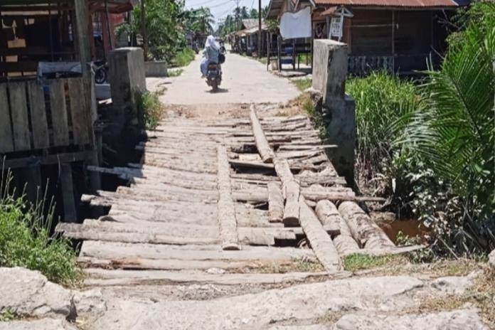 Jembatan Penghubung Desa Seisakat-Seibaru di Panai Hilir Labuhanbatu Memprihatinkan