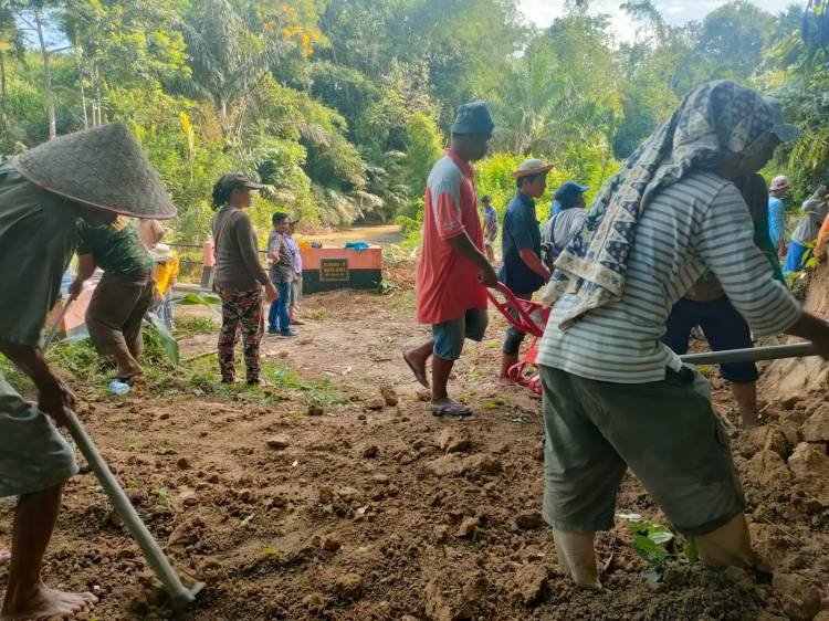 Warga Rawang Pardomuan Nauli Gotongroyong Buka Jalan Baru