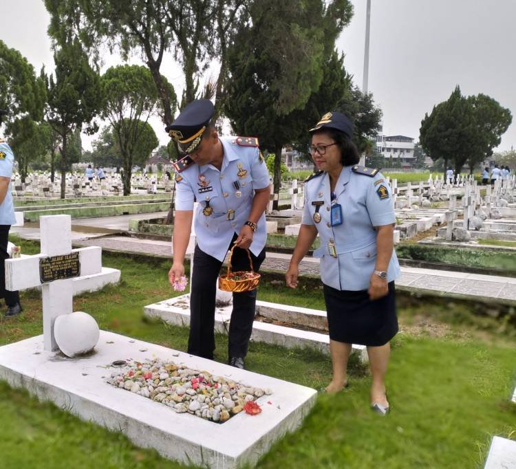 Kepala Lapas Pancurbatu Ziarah ke TMP Bukit Barisan