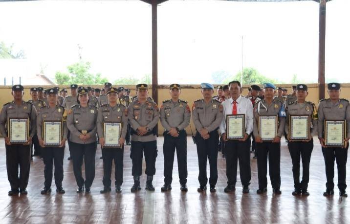 Kapolsek Panai Tengah dan 6 Personel Dapat Penghargaan dari Kapolres Labuhanbatu