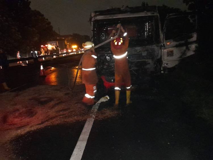 Akibat Ban Pecah, Mobil Tangki Bermuatan BBM Terbakar di Jalan Tol Belmera