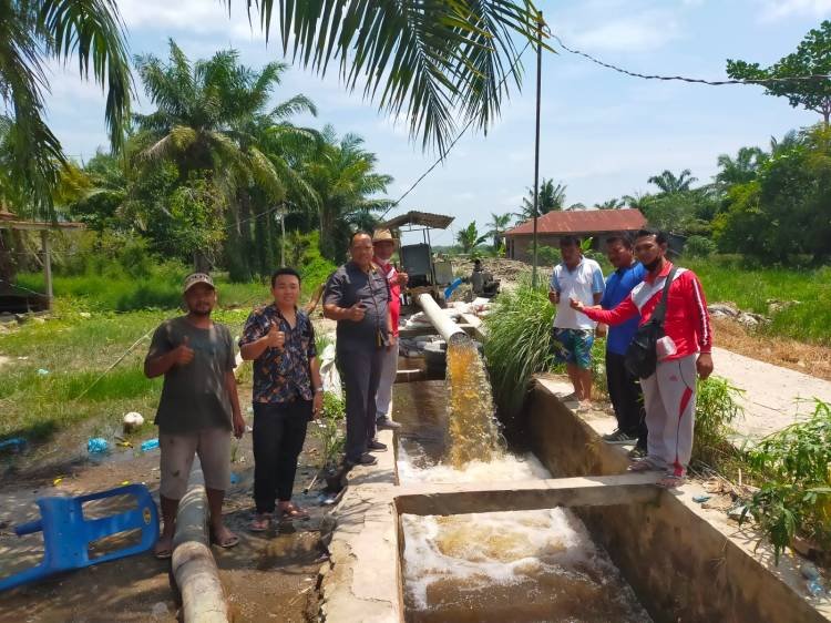 Kemarau Panjang, Petani Desa Perbangunan Dapat Pinjaman Mesin Pompa Air