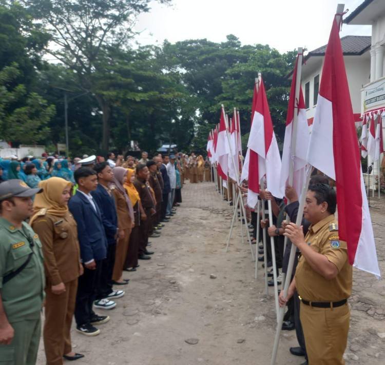 Semarakkan HUT ke-78 RI, Pemko Tebingtinggi Bagikan Seribu Bendera Merah Putih