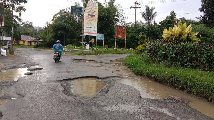 Kunjungan Wisatawan Semakin Meningkat, Jalan Menuju Danau Toba Tigaras Rusak Parah