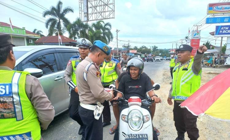 Satlantas Polres Simalungun Bagi-bagi Bendera Merah Putih kepada Pengendara