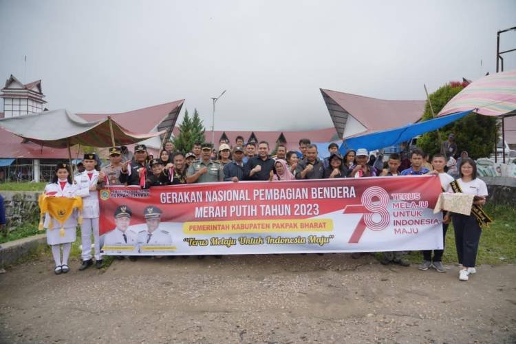 Bupati Pakpak Bharat Bagikan Ribuan Bendera Merah Putih kepada Masyarakat