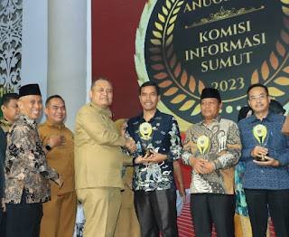 Pemerintah Kabupaten Samosir Menerima Anugerah KIP Kategori Kabupaten Informatif