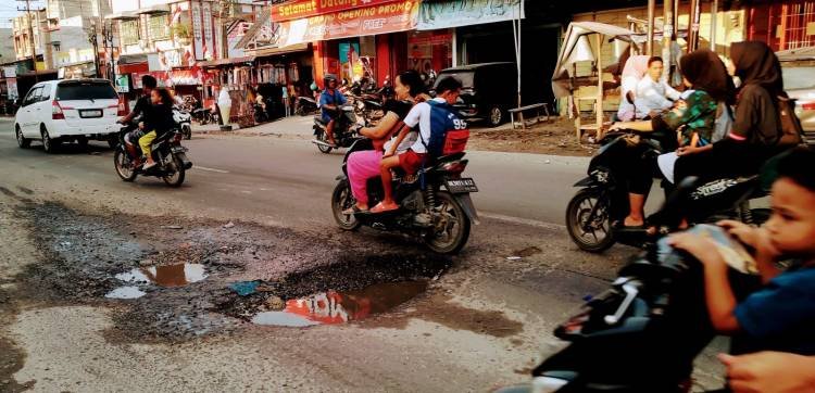 Lubang di Jalan Marelan Raya Ancam Keselamatan Warga