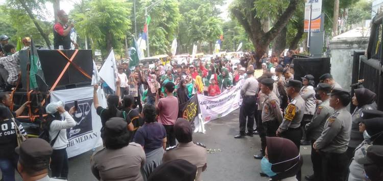 Massa Aliansi Pejuang Reforma Agraria Unjuk Rasa ke DPRD SU Tuntut T dan Mafia Tanah Ditangkap dan Diadili